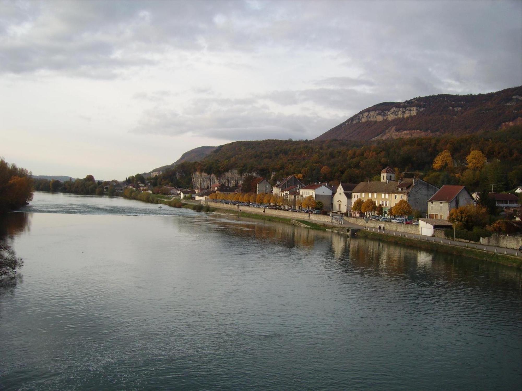Вилла A Deux Pas Du Rhone Sault-Brenaz Экстерьер фото