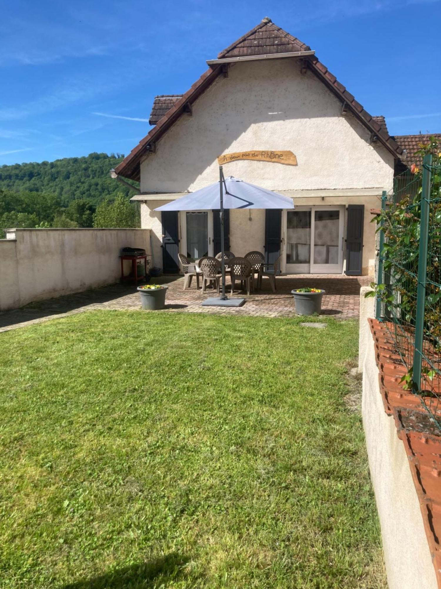 Вилла A Deux Pas Du Rhone Sault-Brenaz Экстерьер фото